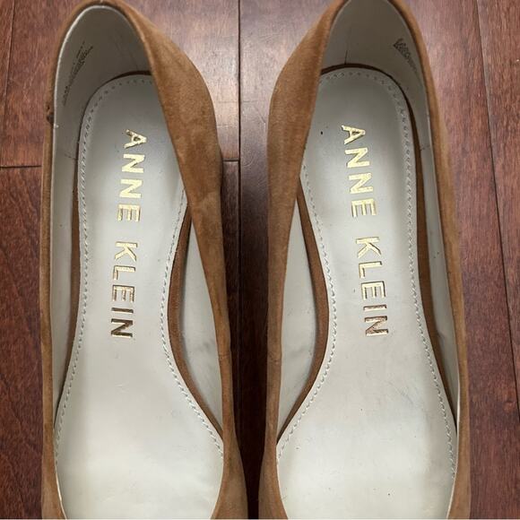 Anne Klein “Happy” Suede Block Heel Pump w/ Gold Tipped Pom Pom On Toe, Size 7.5 - Picture 9 of 14